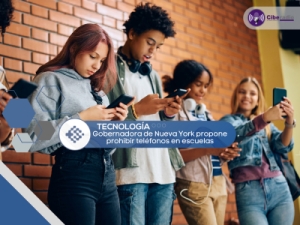 Gobernadora de Nueva York propone prohibir teléfonos en escuelas a partir del próximo ciclo escolar
